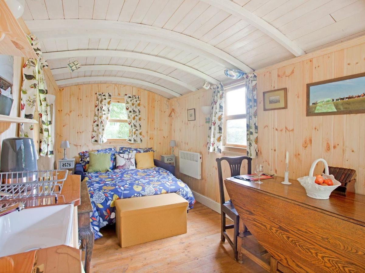 Hill View Holiday Home With Garden 汤顿 外观 照片